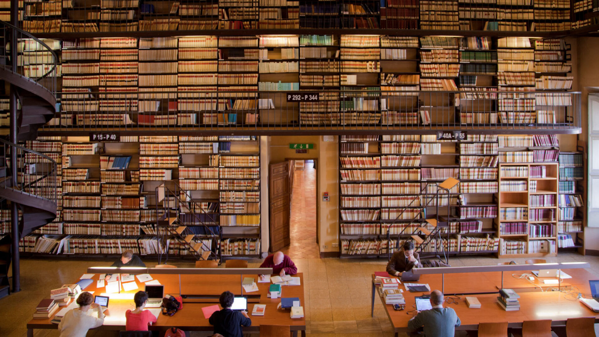 Salle des périodiques de la bibliothèque