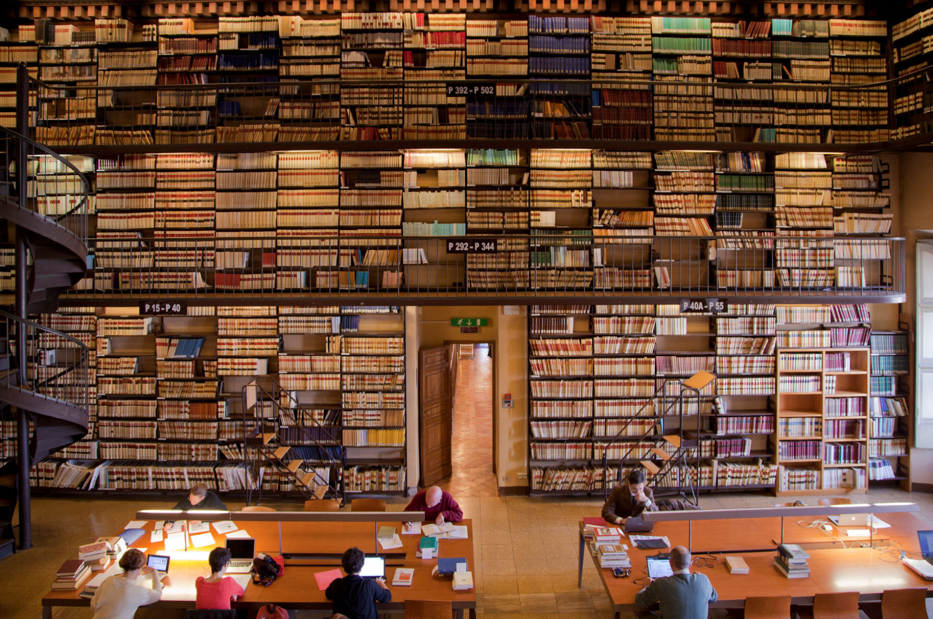 Salle des périodiques de la bibliothèque
