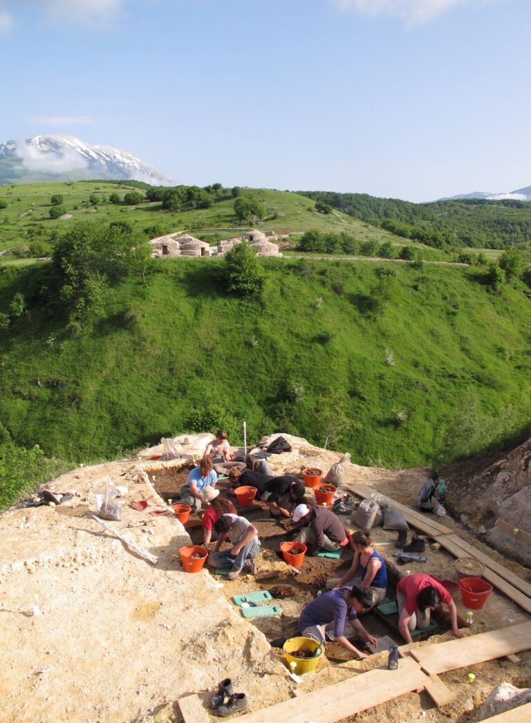 2014.07.La fouille de Valle Giumentina dirigee par Elisa Nicoud