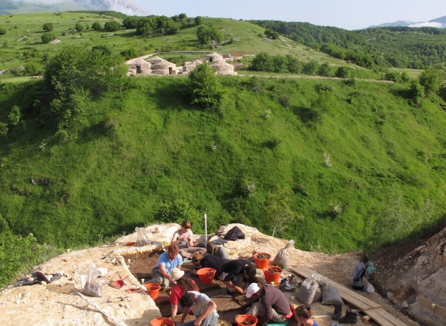 2014.07.La fouille de Valle Giumentina dirigee par Elisa Nicoud