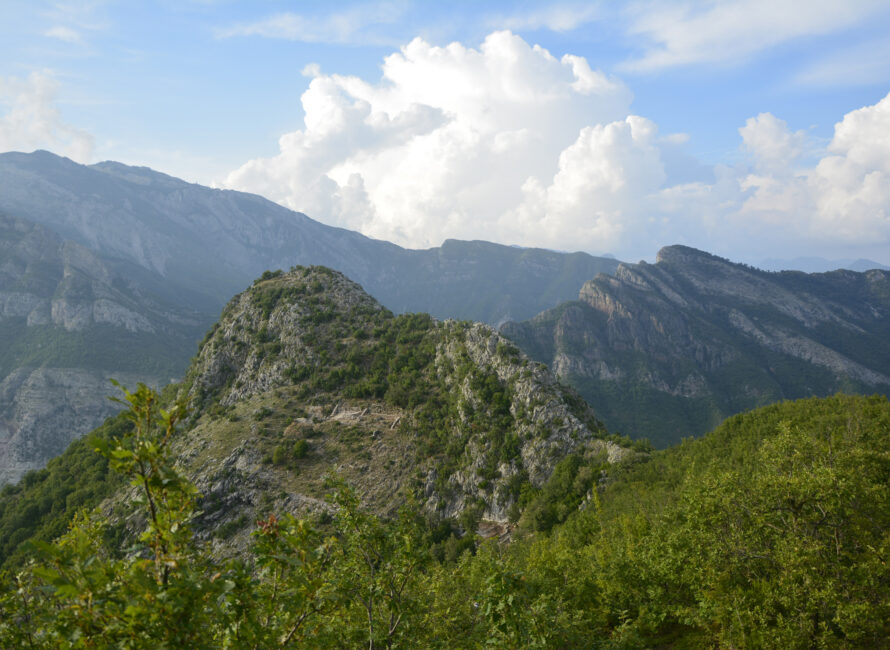 Vue du site de Komani, nécropole et habitat