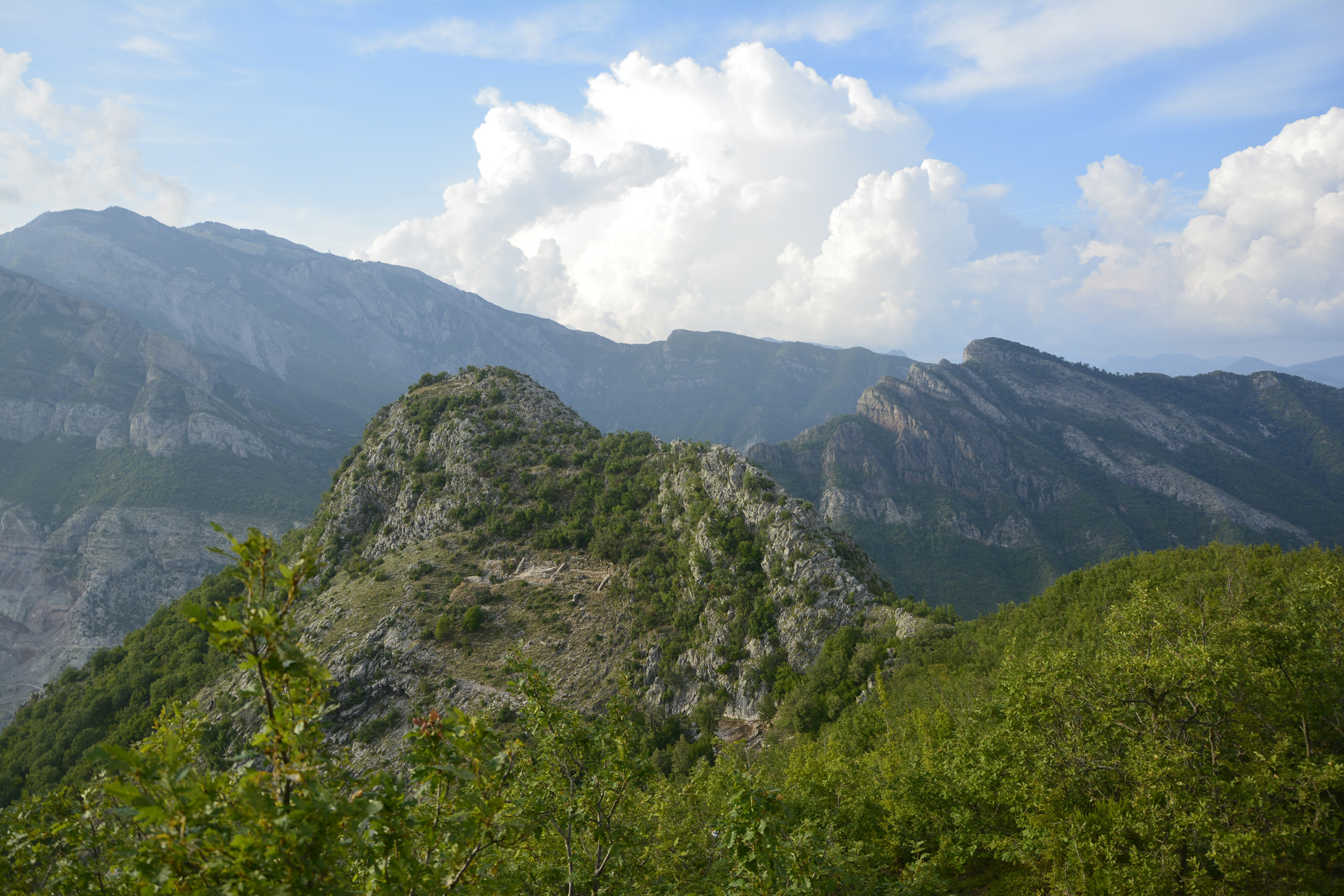 Vue du site de Komani, nécropole et habitat