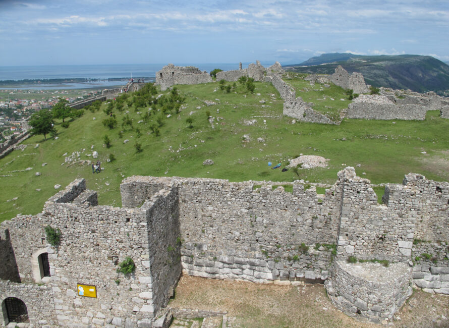 Vue de l'enceinte est et de la forteresse de Lezha