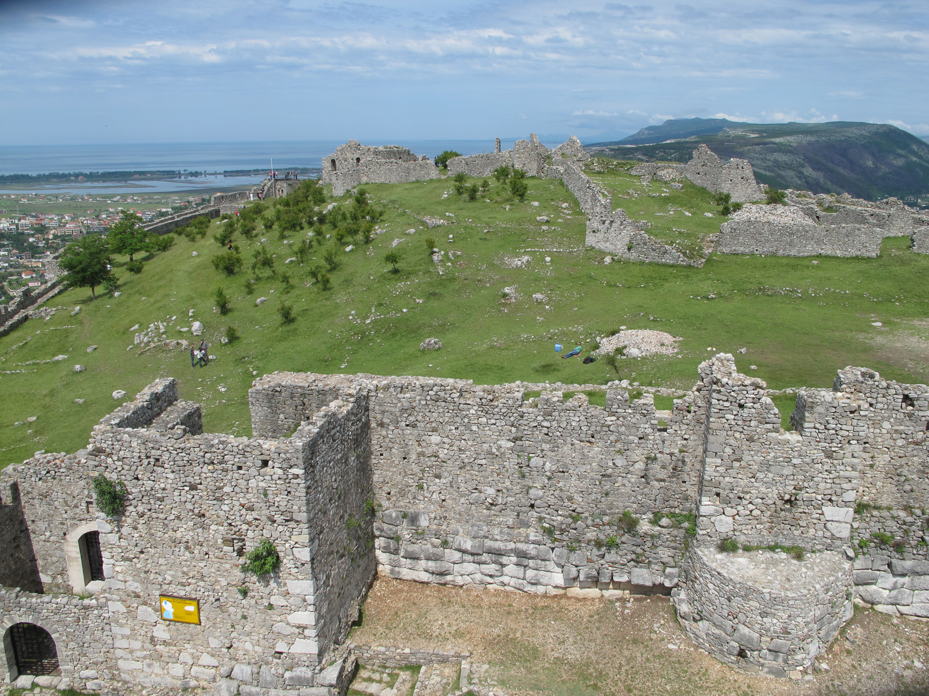 Vue de l'enceinte est et de la forteresse de Lezha
