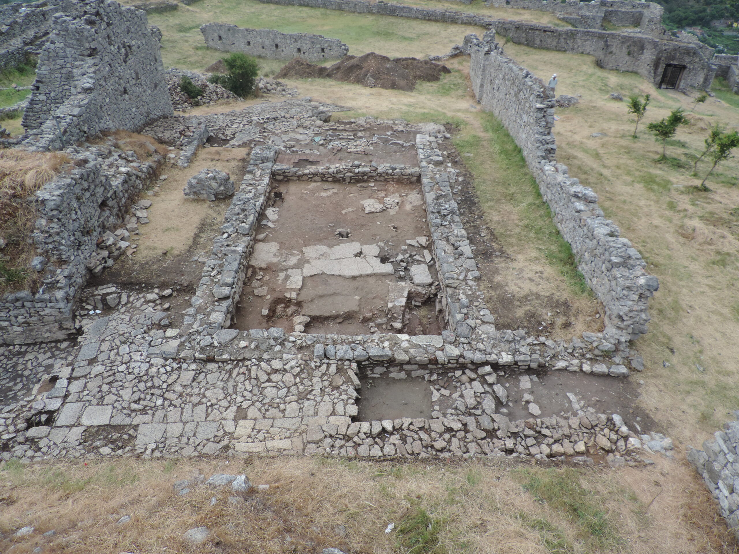Vue des vestiges de Sainte Marie des Neiges, en cours de fouilles. Citadelle de Lezha