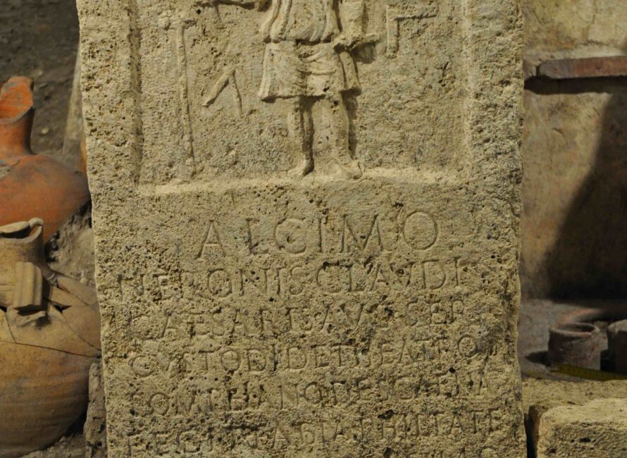 La stèle funéraire d’Alcimus, à l’entrée du mausolée XX de la nécropole Santa Rosa