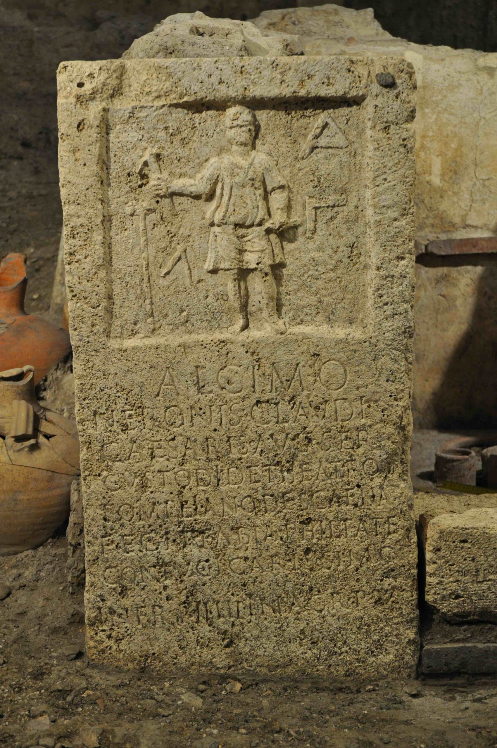 La stèle funéraire d’Alcimus, à l’entrée du mausolée XX de la nécropole Santa Rosa