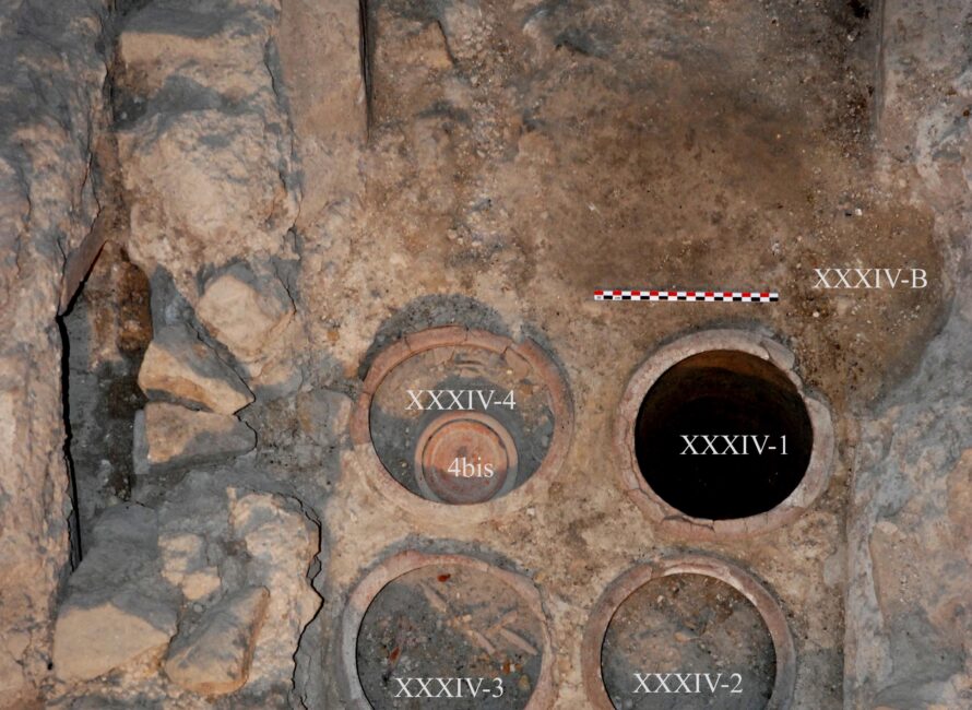 Le mausolée XXIV, avec ses quatre urnes en céramique prises dans la maçonnerie. L’hypothèse initiale était que chacune…
