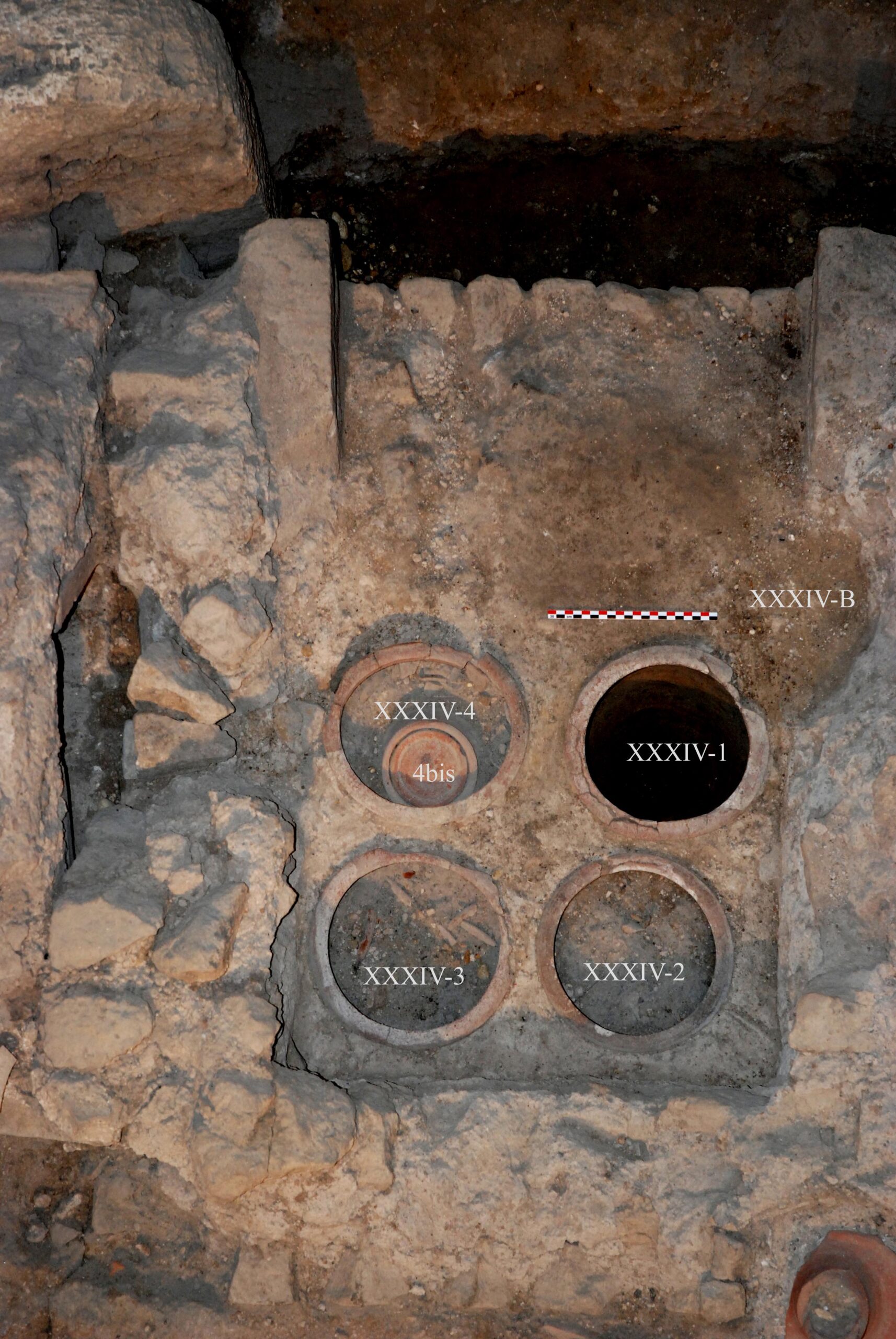 Le mausolée XXIV, avec ses quatre urnes en céramique prises dans la maçonnerie. L’hypothèse initiale était que chacune…