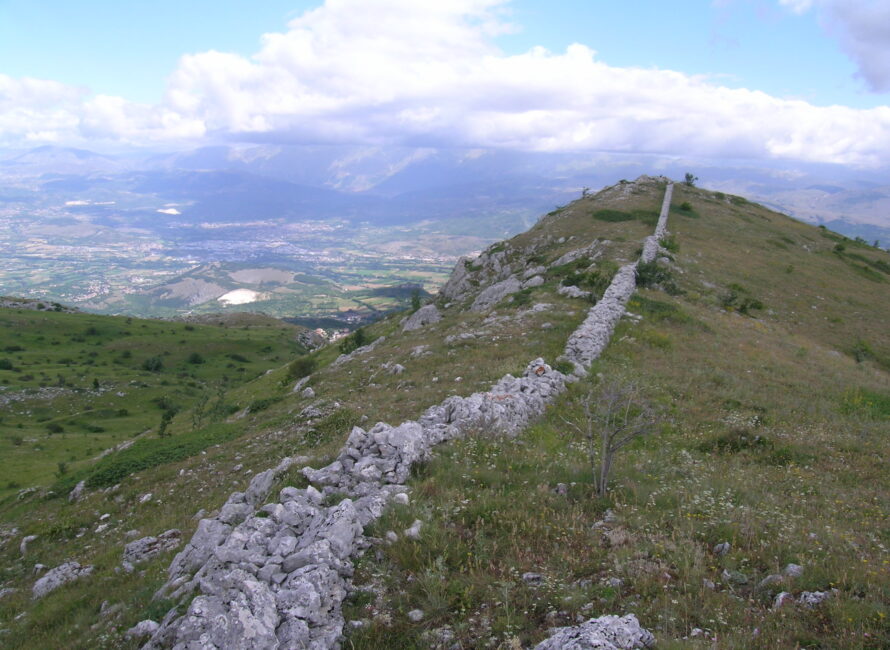Mur en pierres sèches marquant les confins entre les communes d'Ocre et Rocca di Cambio
