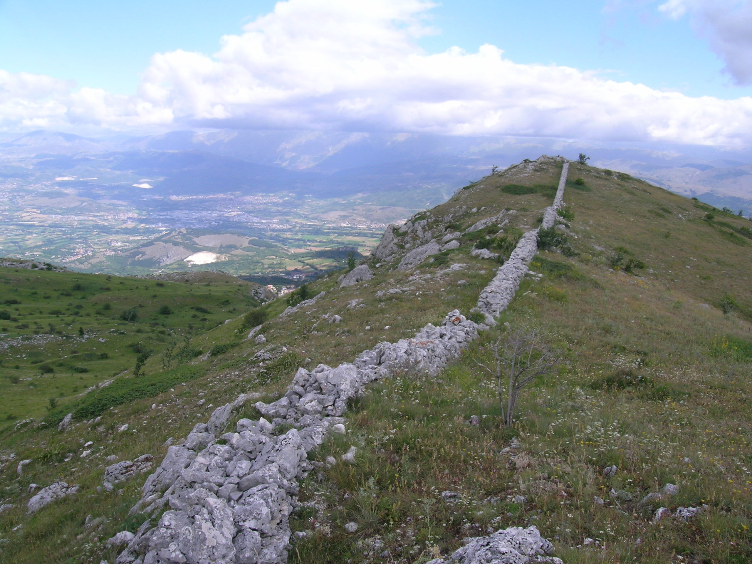 Mur en pierres sèches marquant les confins entre les communes d'Ocre et Rocca di Cambio