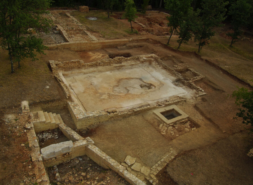 Loron : la cour centrale de l'atelier avec réservoir d'eau et fontaine