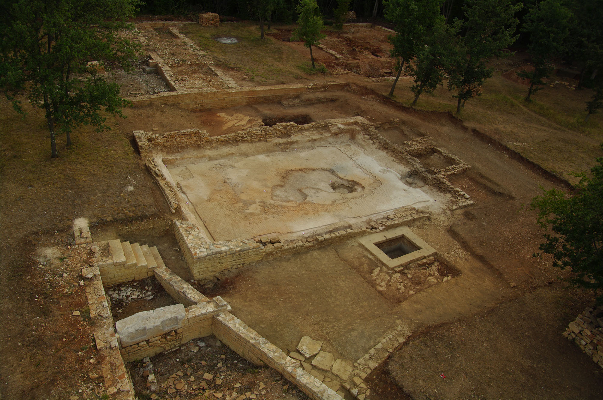 Loron : la cour centrale de l'atelier avec réservoir d'eau et fontaine