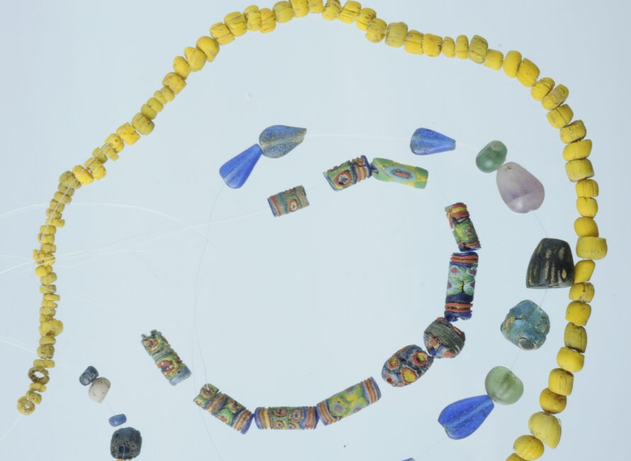 Perles retrouvées sur le site de Komani