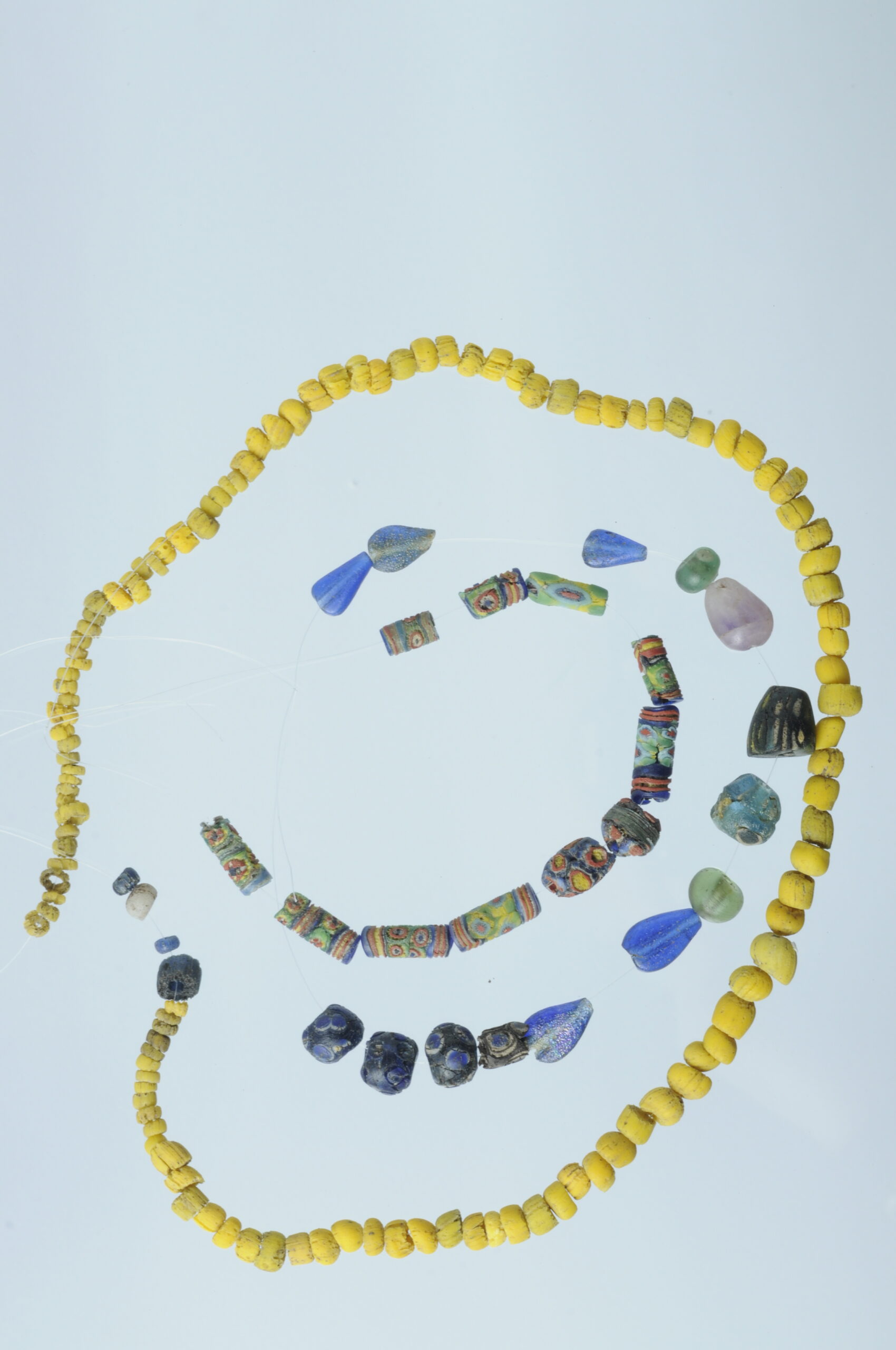 Perles retrouvées sur le site de Komani