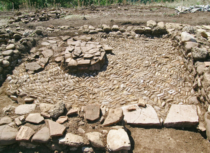 Maison Alpha de Serra del Cedro, sol en opus spicatum et foyer dans la pièce 5b