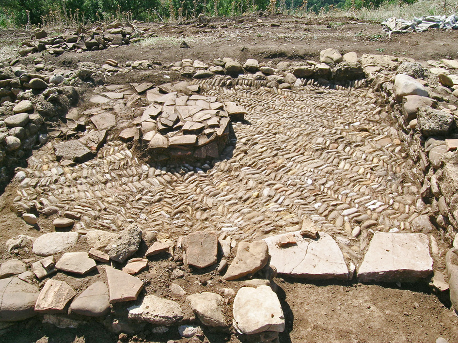 Maison Alpha de Serra del Cedro, sol en opus spicatum et foyer dans la pièce 5b