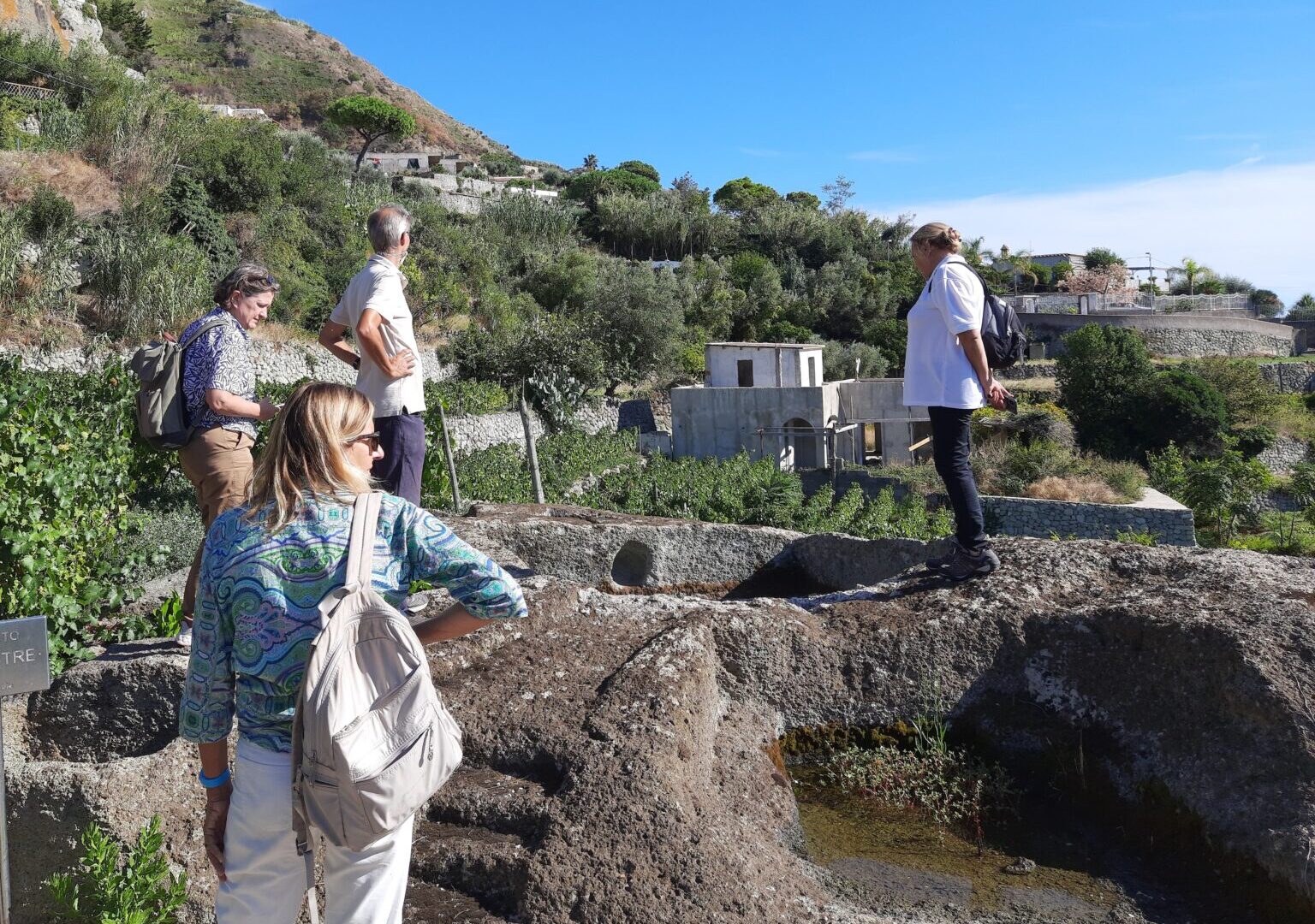 Momento di una delle ricognizioni effettuate a settembre 2022 presso il palmento di Monte Corvo, nei pressi di Forio