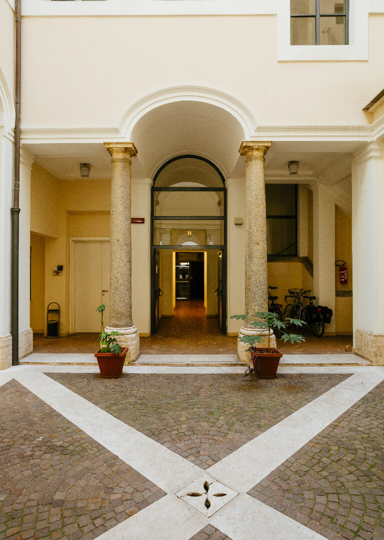 Cortile interno, sede di Piazza Navona (Ch. Mantuano)