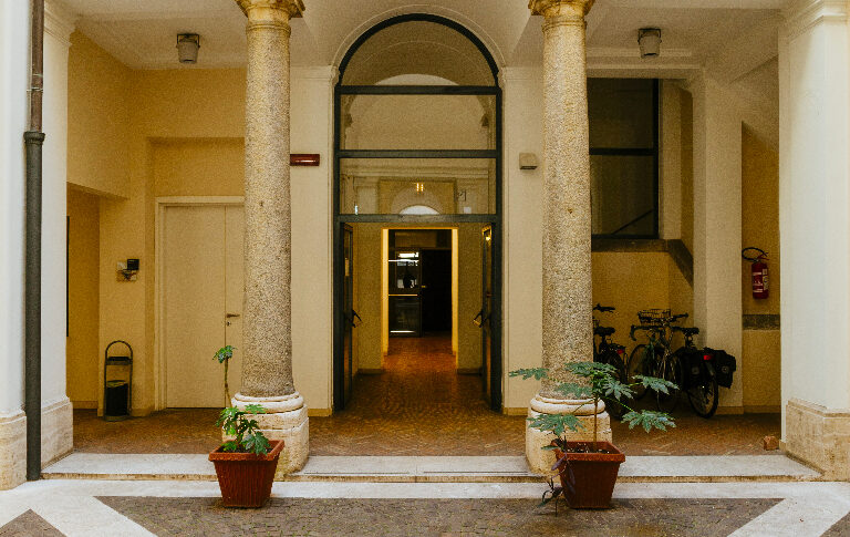 Cortile interno, sede di Piazza Navona (Ch. Mantuano)