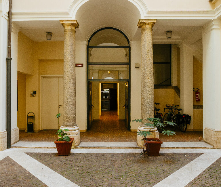 Cortile interno, sede di Piazza Navona (Ch. Mantuano)