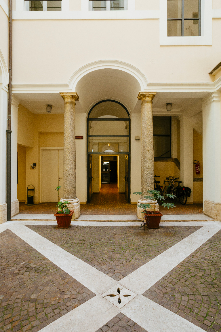 Cortile interno, sede di Piazza Navona (Ch. Mantuano)