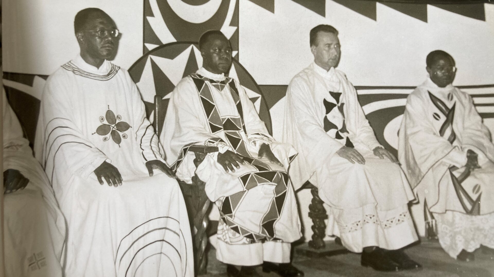 Mgr Thomas Mongo, premier évêque de Douala (1957-1973), préside la célébration des grands voeux du jésuite camerounais…