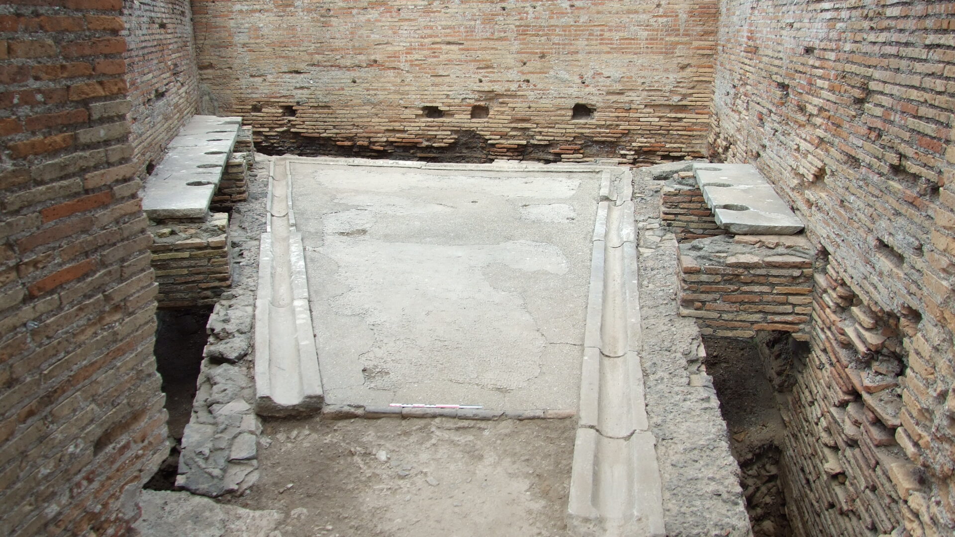 Latrine des thermes du Forum (Ostia antica)
