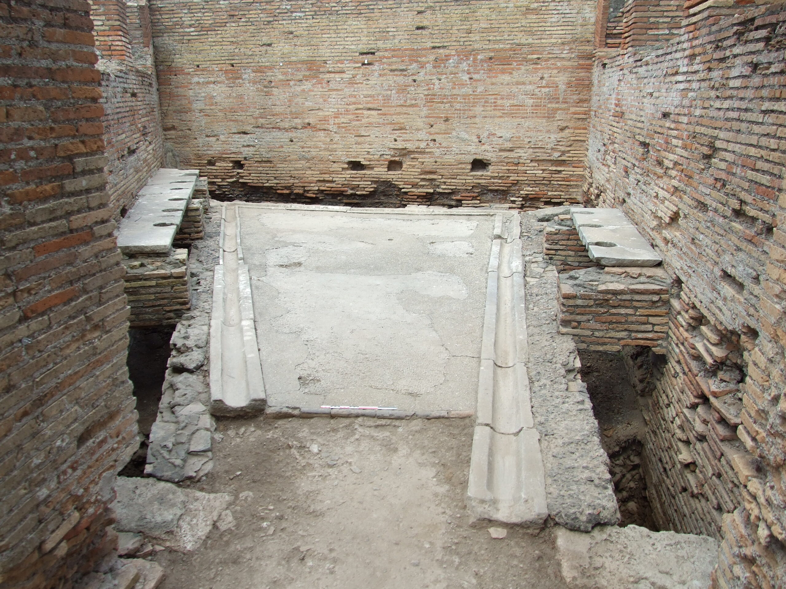 Latrine des thermes du Forum (Ostia antica)
