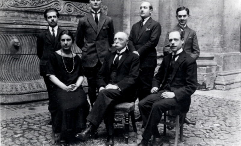 Promotion des membres 1924-1925. Assis.e, de gauche à droite, Jeanne Vielliard, le directeur Émile Mâle et Félix Grat.…