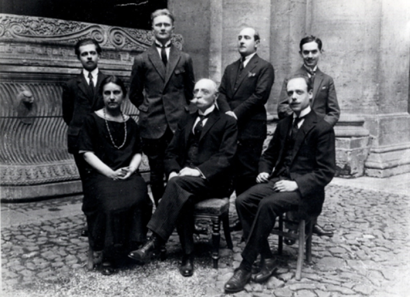 Promotion des membres 1924-1925. Assis.e, de gauche à droite, Jeanne Vielliard, le directeur Émile Mâle et Félix Grat.…