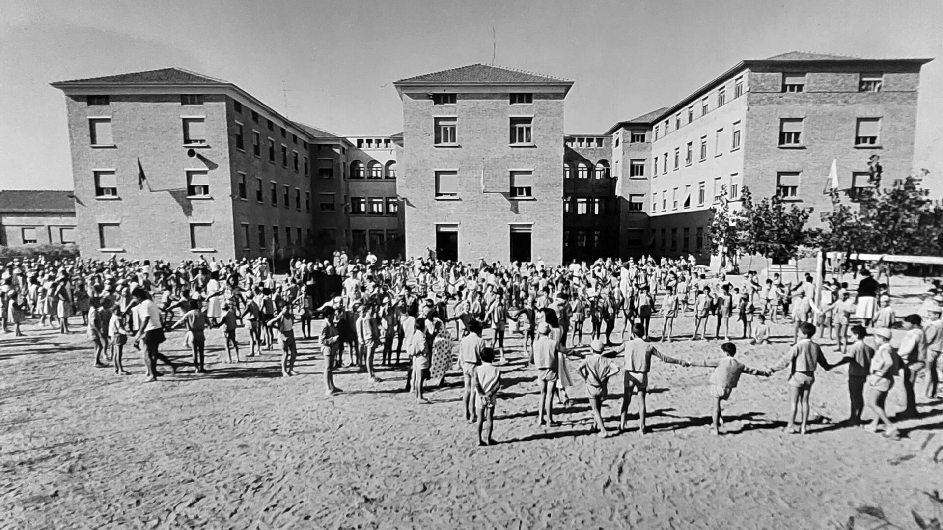 Source : Cesenatico, Colonia pontificia bresciana Leone XIII, estate 1957, concessione dell’Archivio storico Convitto…