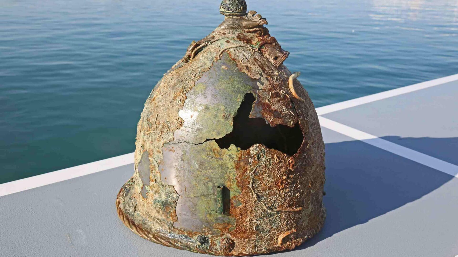 Casque en bronze de type Montefortino découvert sur le site sous-marin de la Bataille des Egades. Crédit : RPM Nautical…