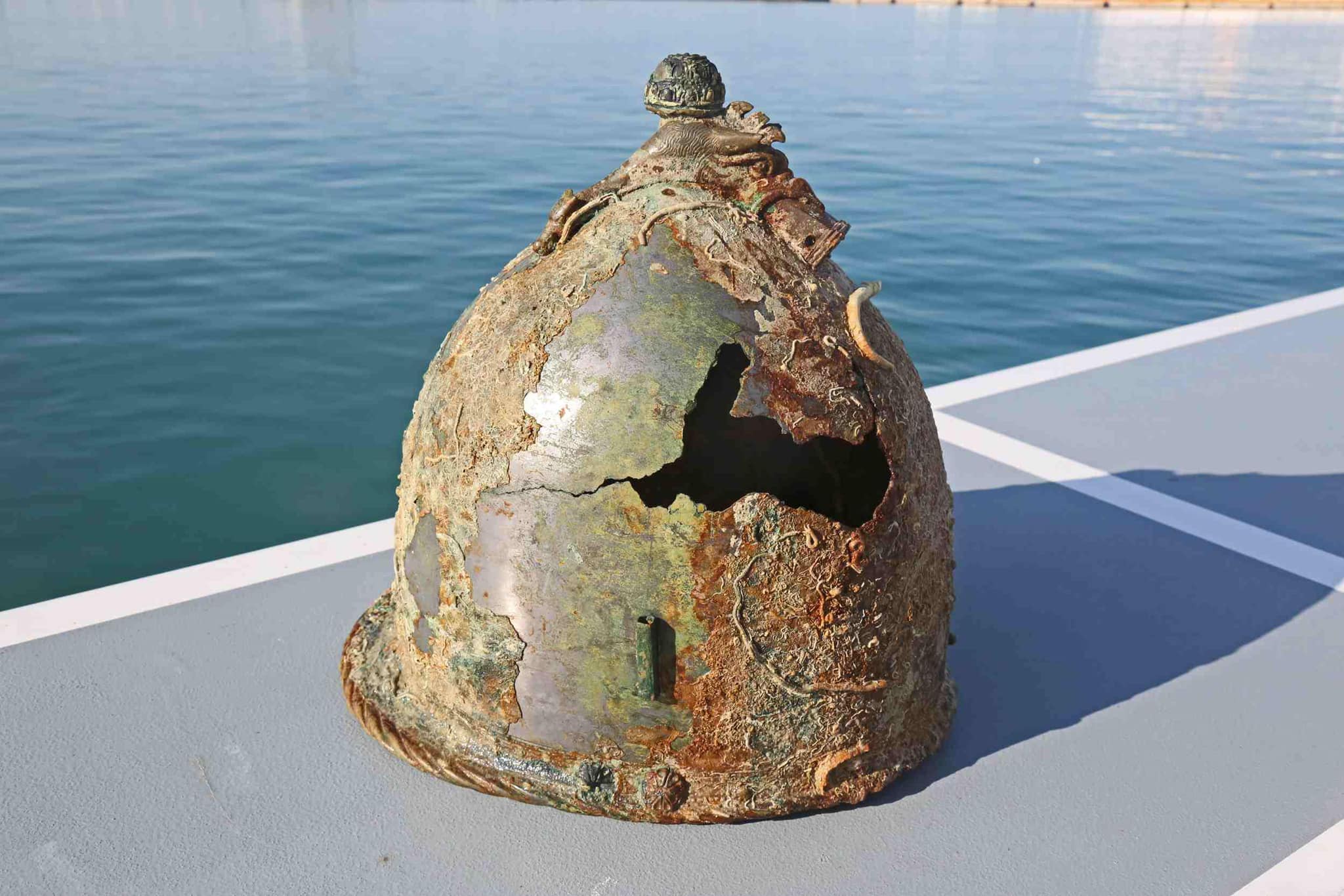 Casque en bronze de type Montefortino découvert sur le site sous-marin de la Bataille des Egades. Crédit : RPM Nautical…