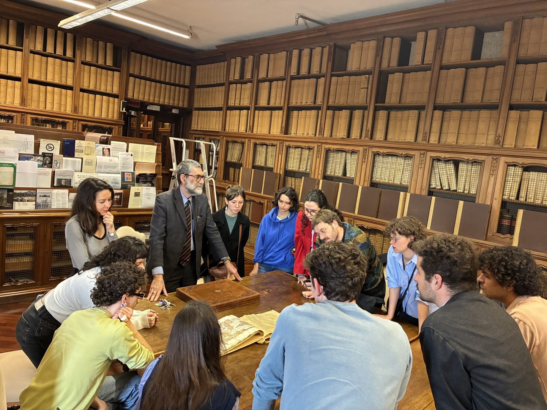 Atelier de formation à la recherche à l’EFR, 2026 : étudiants consultant des ouvrages anciens en bibliothèque