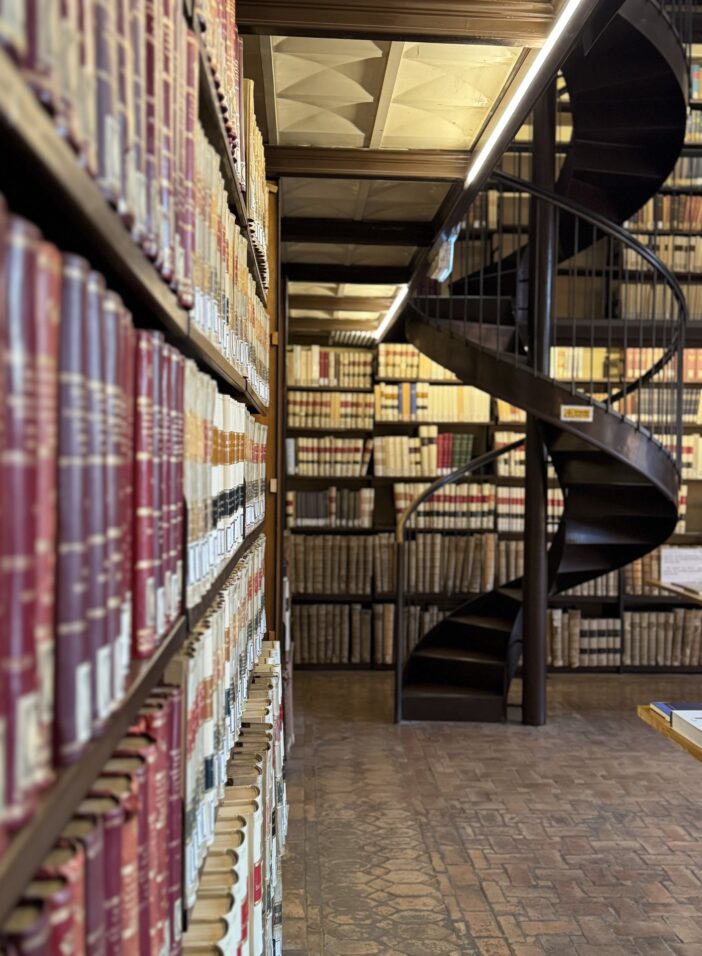 Rayonnages et escalier en colimaçon de la bibliothèque de l’École française de Rome
