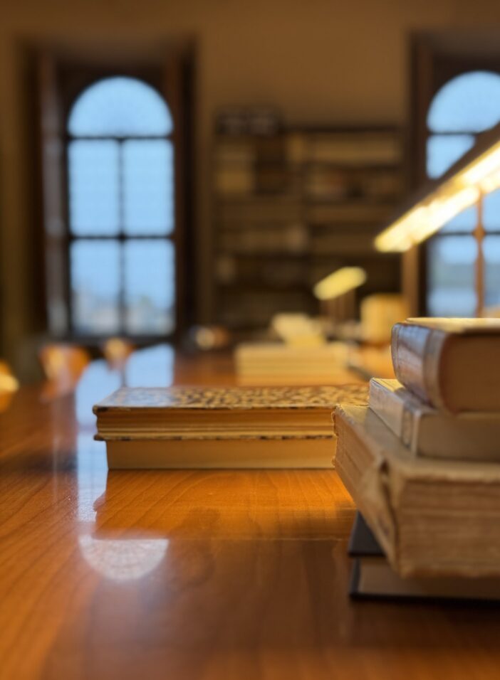 Livres posés sur une table de la salle de lecture de la bibliothèque de l’École française de Rome, palais Farnèse
