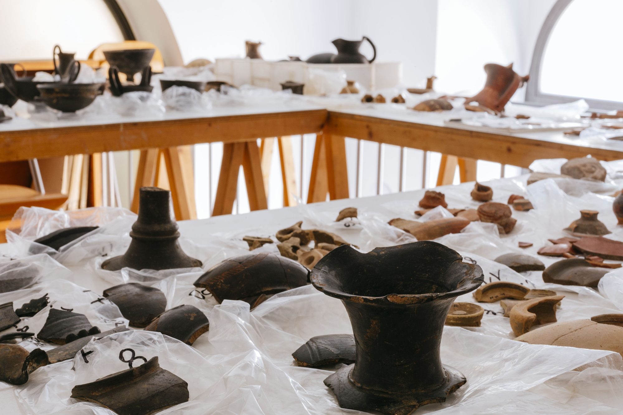 Mobilier archéologique en cours d’étude au laboratoire d’archéologie de l’EFR