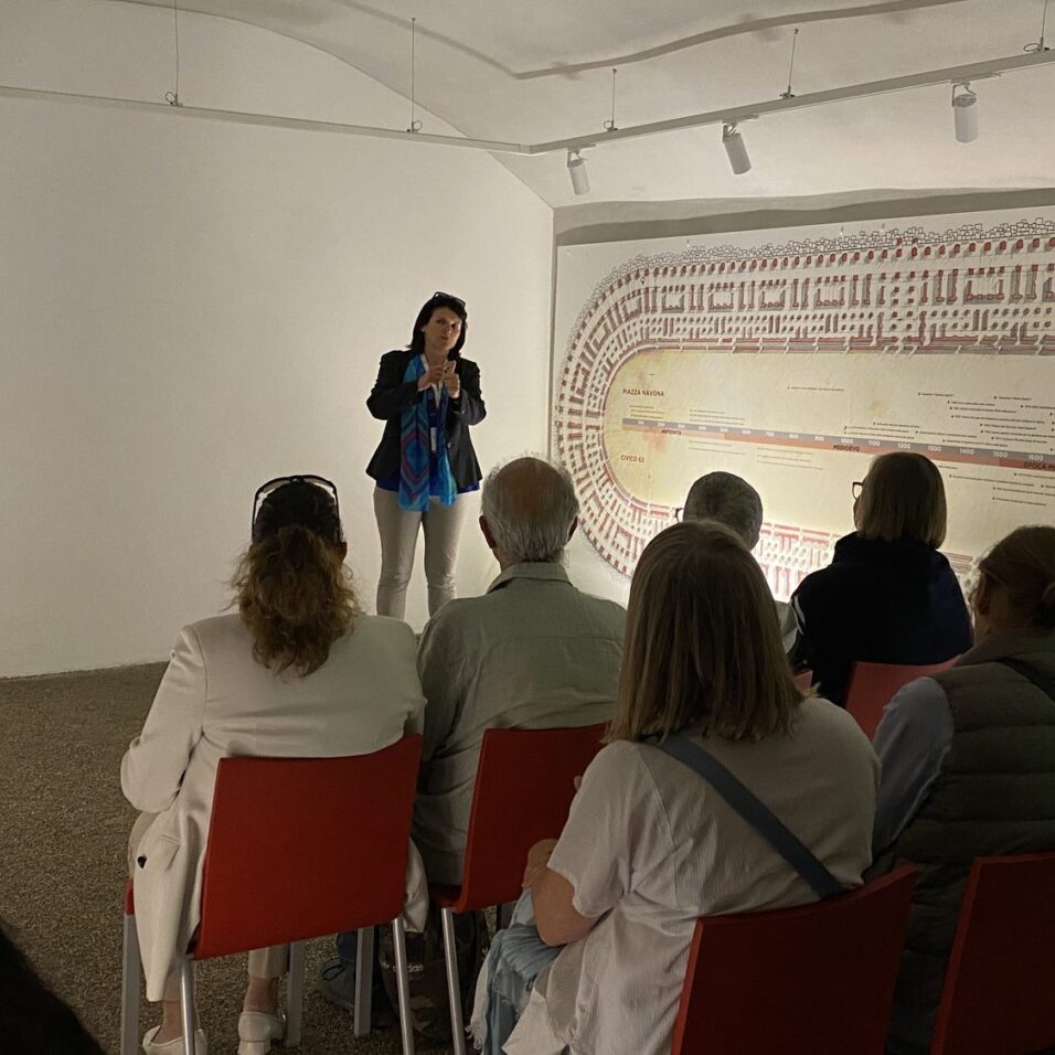 Visite guidée de l’espace archéologique de l’EFR, place Navone, devant les vestiges du stade de Domitien